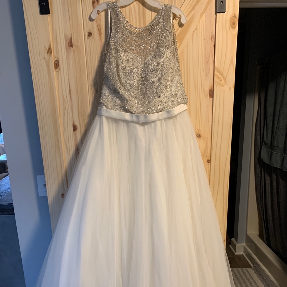 New with tags Madison James ballgown. Excellent condition. Size16